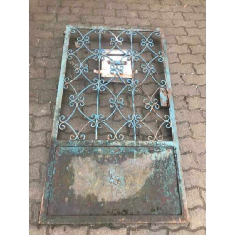 Oud brocante gesmeed ijzeren hekwerk tuinhek toegangspoort