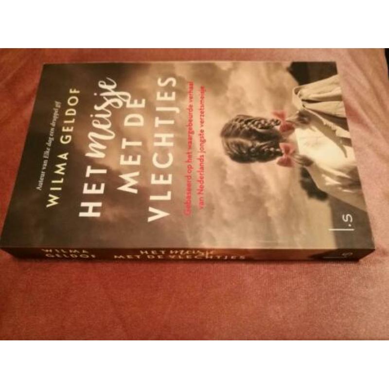 Boek "Het meisje met de vlechtjes". Oorlogsroman.