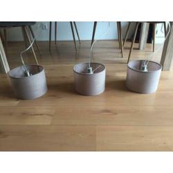 Eettafel hanglamp met 3 taupe lampenkappen