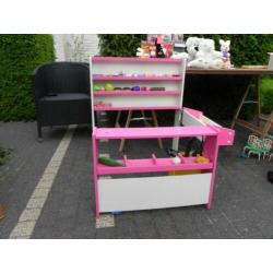 Leuk kinderwinkeltje met winkelkar en mandje