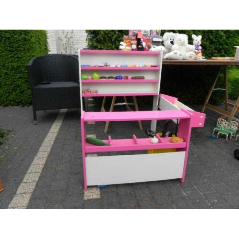 Leuk kinderwinkeltje met winkelkar en mandje