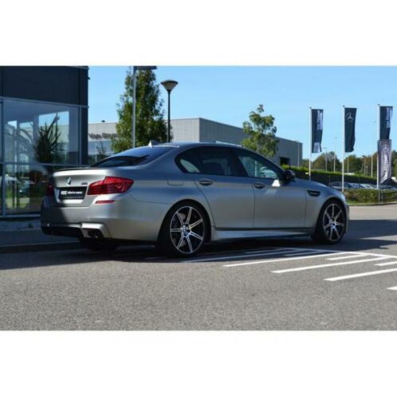 BMW 5 Serie 30 JAHRE 1/300 . | Financial Lease (bj 2015)
