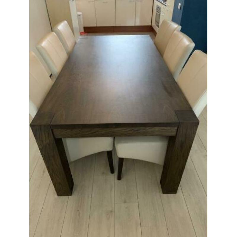 Bruine Eettafel 200x100cm met 6 GRATIS witte stoelen.