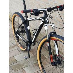 Te koop mooie 29er cube . Shimano 3x10 versnelling. Zeee