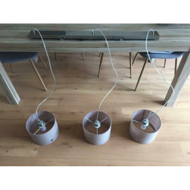 Eettafel hanglamp met 3 taupe lampenkappen