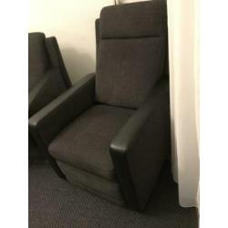 Bijna nieuwe 2 zitbank met twee fauteuil + drie jaar garanti