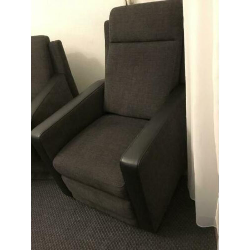 Bijna nieuwe 2 zitbank met twee fauteuil + drie jaar garanti
