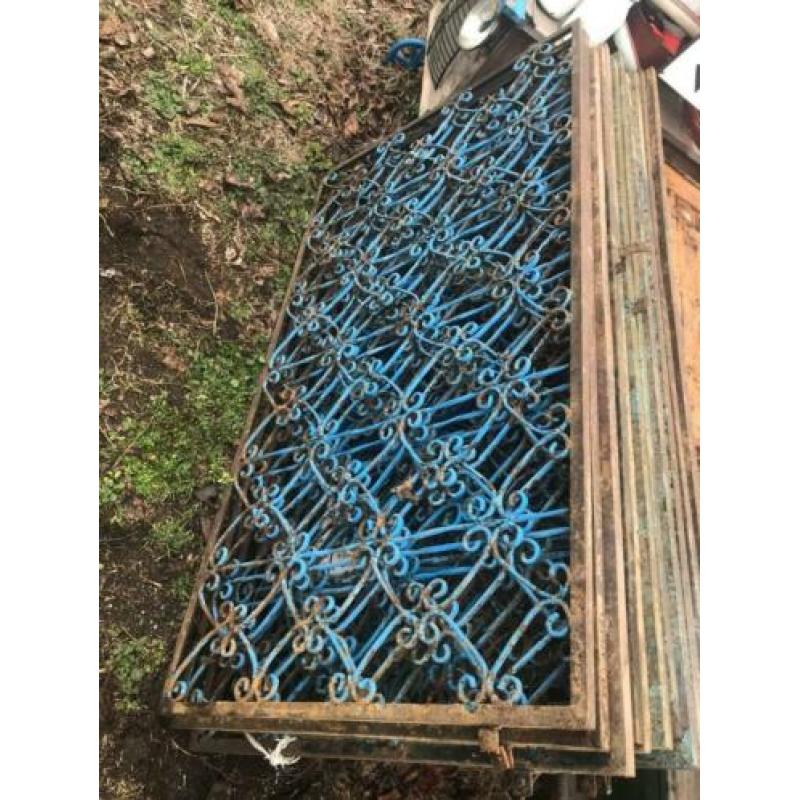 Oud brocante gesmeed ijzeren hekwerk tuinhek toegangspoort