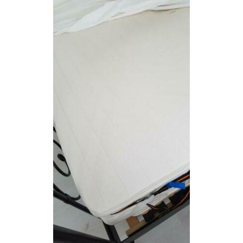 Twee persoons bed met 2 matrassen/ topdek