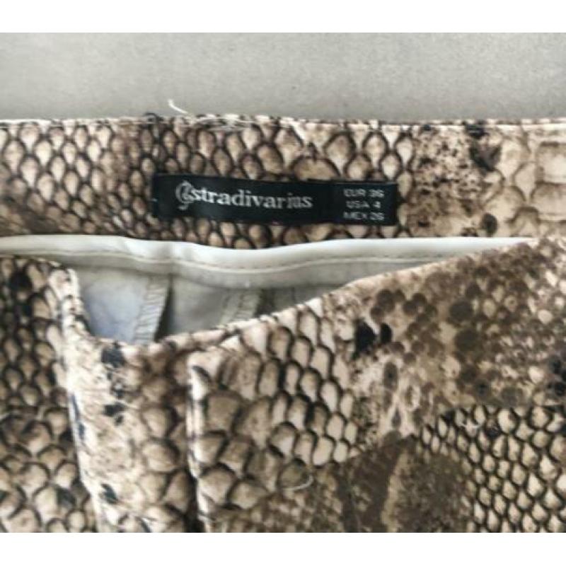 Stradivarius pantalon in slangenprint. ALS NIEUW!