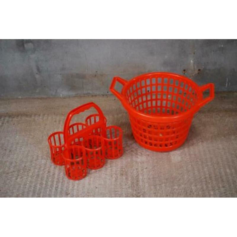 Vintage Oranje wasmand en flessenrek