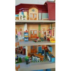Poppenhuis playmobiel helemaal ingericht
