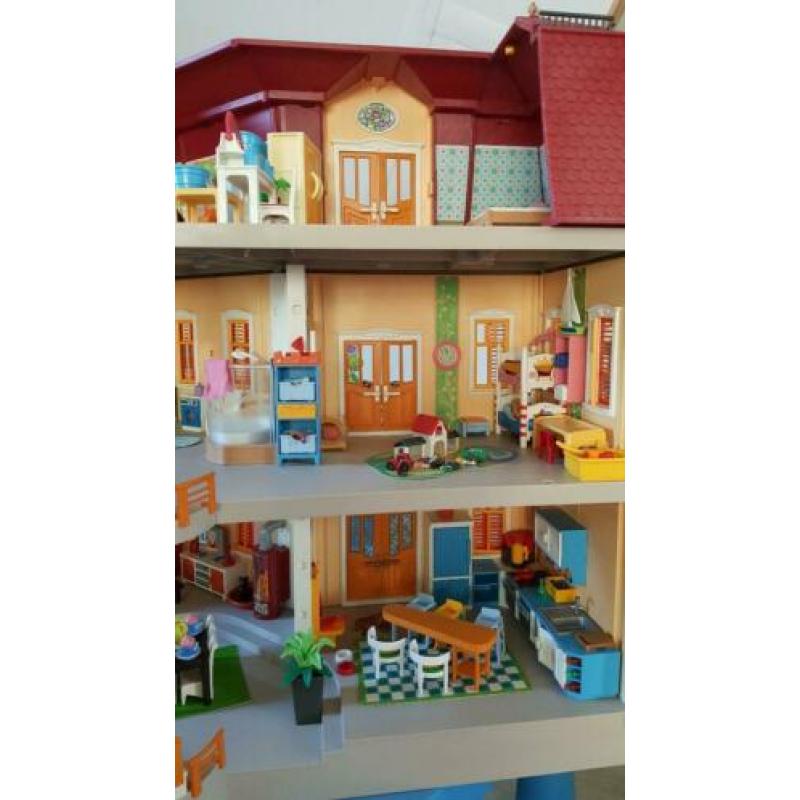 Poppenhuis playmobiel helemaal ingericht