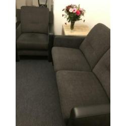Bijna nieuwe 2 zitbank met twee fauteuil + drie jaar garanti
