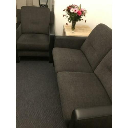 Bijna nieuwe 2 zitbank met twee fauteuil + drie jaar garanti