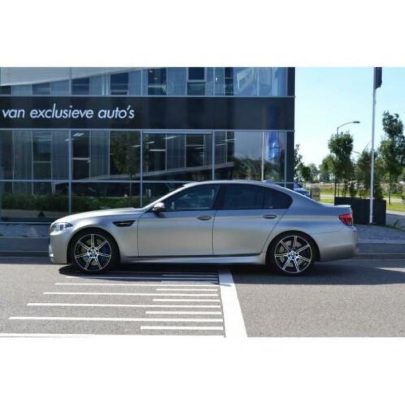 BMW 5 Serie 30 JAHRE 1/300 . | Financial Lease (bj 2015)