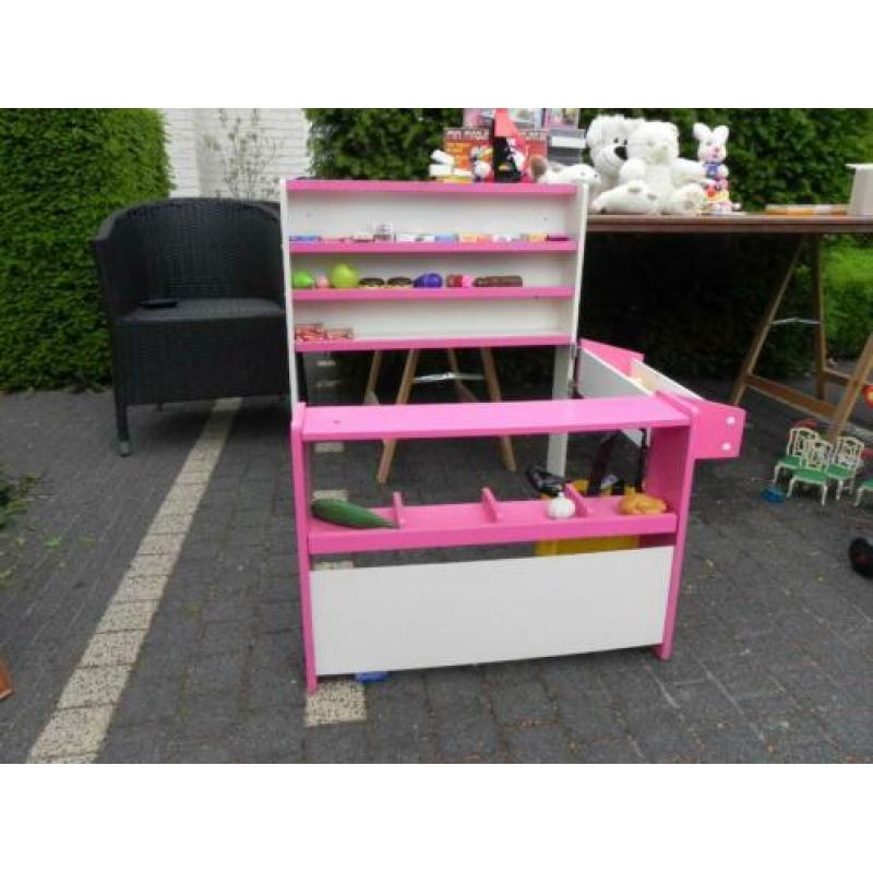 Leuk kinderwinkeltje met winkelkar en mandje