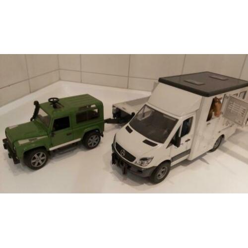 Bruder Speelgoedauto's: Paardenwagen en Jeep met Aanhanger