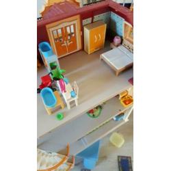 Poppenhuis playmobiel helemaal ingericht