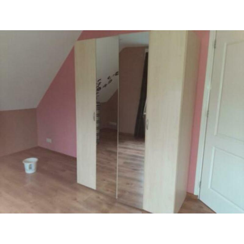 4 deurs kast h 199 br 145 diepte 60