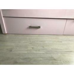bed, eenpersoons, roze/wit met opbergladen