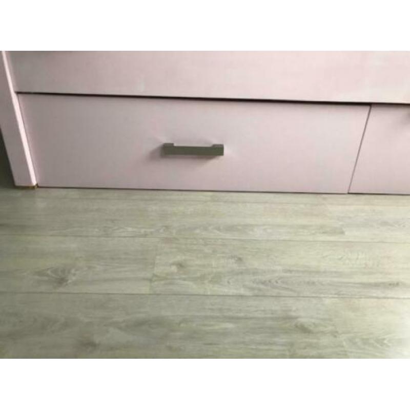 bed, eenpersoons, roze/wit met opbergladen