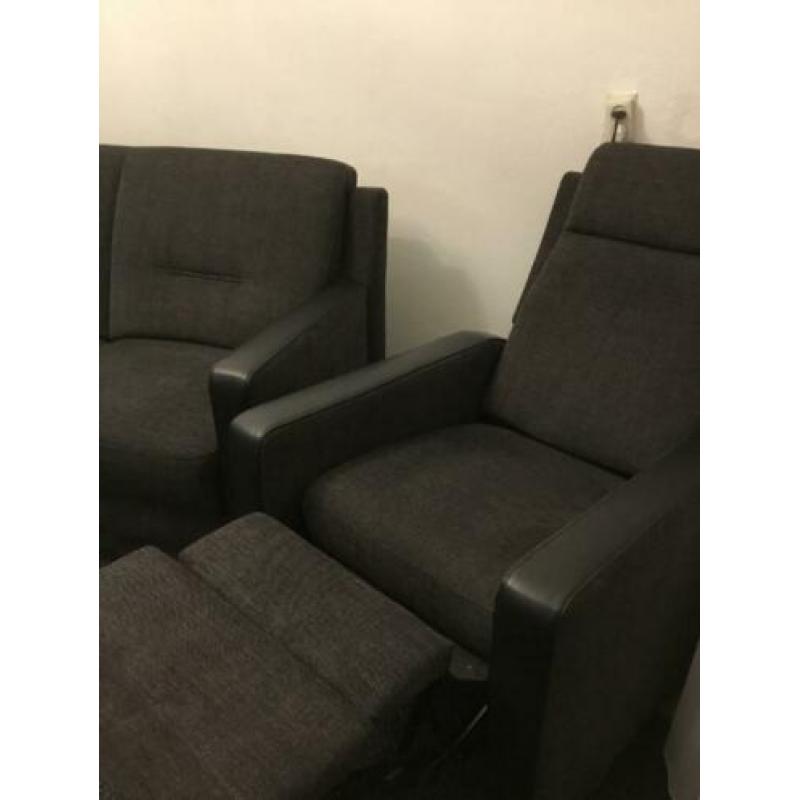 Bijna nieuwe 2 zitbank met twee fauteuil + drie jaar garanti