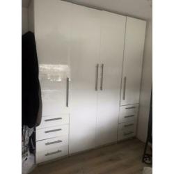 Een hoogglans witte kast van de Ikea ( Pax )
