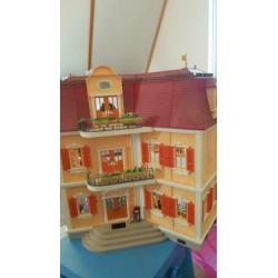 Poppenhuis playmobiel helemaal ingericht