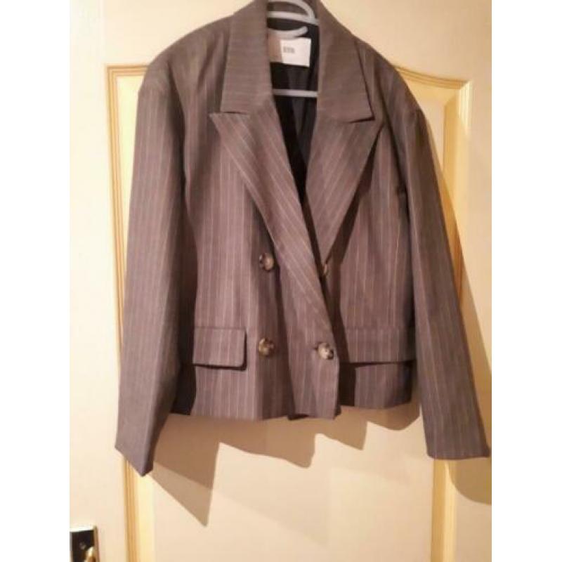 Beige gestreepte blazer van de stradivarius maat s