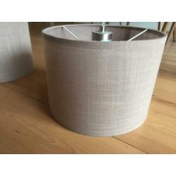 Eettafel hanglamp met 3 taupe lampenkappen