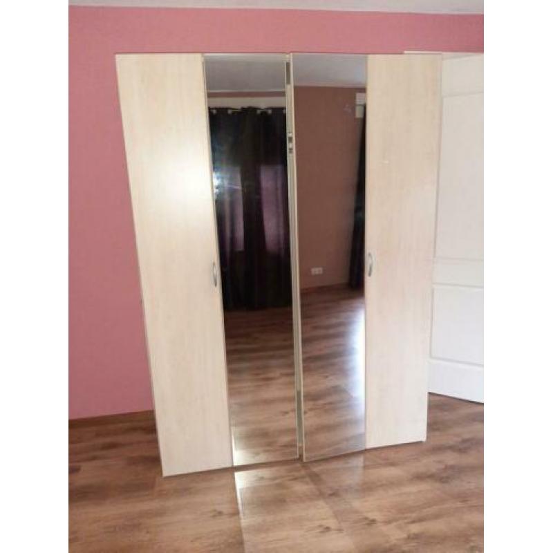 4 deurs kast h 199 br 145 diepte 60