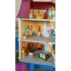 Poppenhuis playmobiel helemaal ingericht