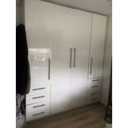 Een hoogglans witte kast van de Ikea ( Pax )
