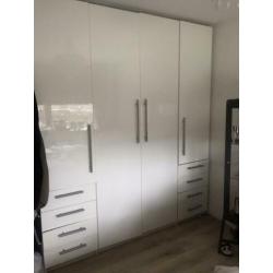 Een hoogglans witte kast van de Ikea ( Pax )