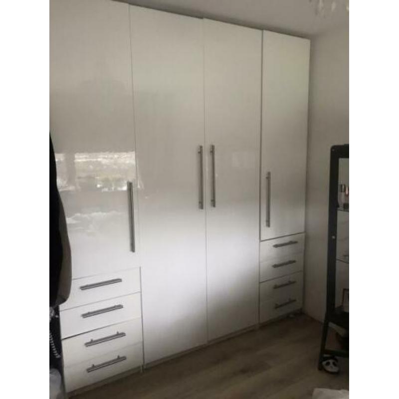 Een hoogglans witte kast van de Ikea ( Pax )