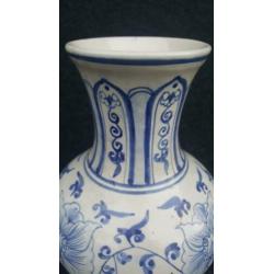 Chinees porselein vaas met floraal decor - 18,5 cm