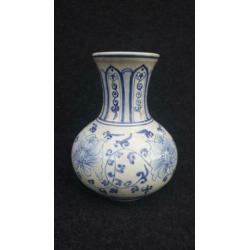 Chinees porselein vaas met floraal decor - 18,5 cm