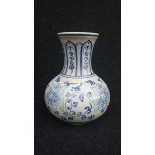Chinees porselein vaas met floraal decor - 18,5 cm
