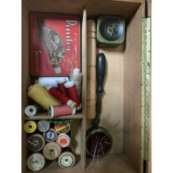 Antieke naaikistje incl inhoud| de Haard vintage