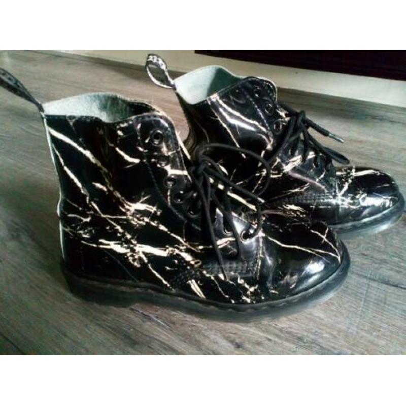 Stoere dr.Martens marmer (zwart/wit) lak (40)