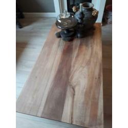 Mooie salontafel 130 bij 70 bij 37