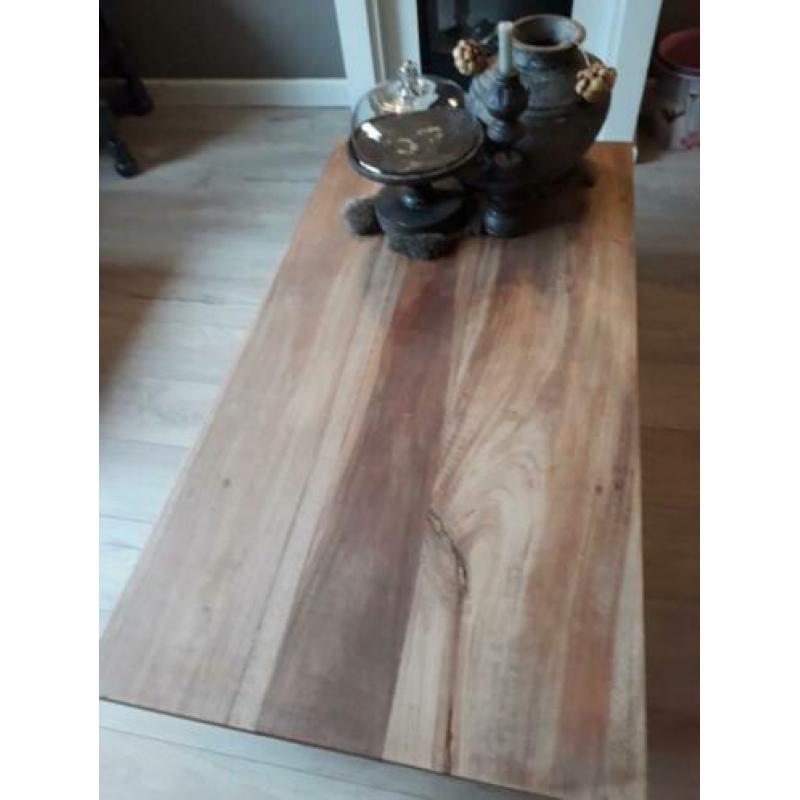Mooie salontafel 130 bij 70 bij 37