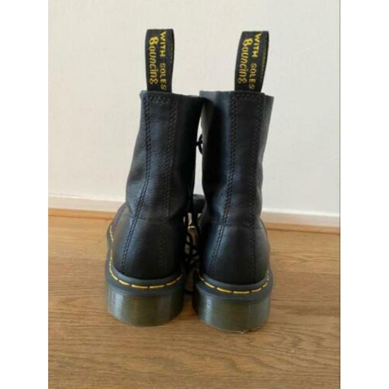 Dr. Martens maat 39 2 keer gedragen dus echt als nieuw