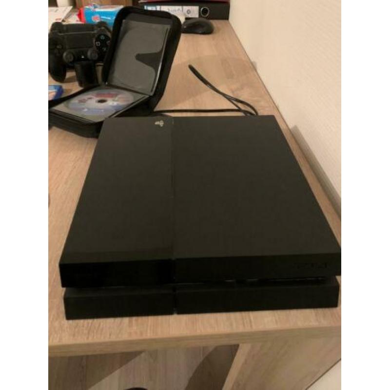 Playstation 4 500GB met 15 spellen en 3 controllers