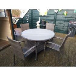 4 tuinstoelen en ronde tafel