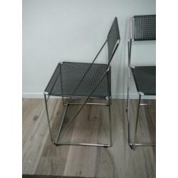 2 zwart/chroom metalen stoelen