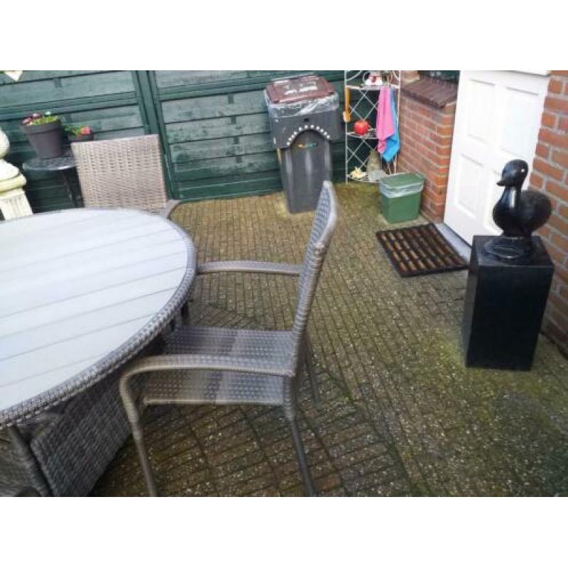 4 tuinstoelen en ronde tafel