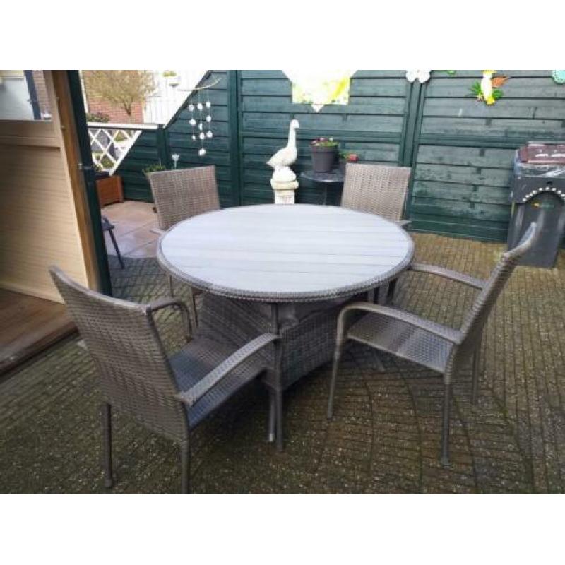 4 tuinstoelen en ronde tafel
