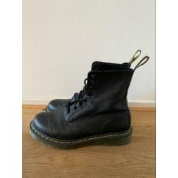 Dr. Martens maat 39 2 keer gedragen dus echt als nieuw